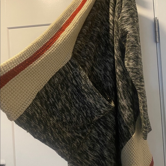 ROOTS cardigan size medium - Picture 3 of 10